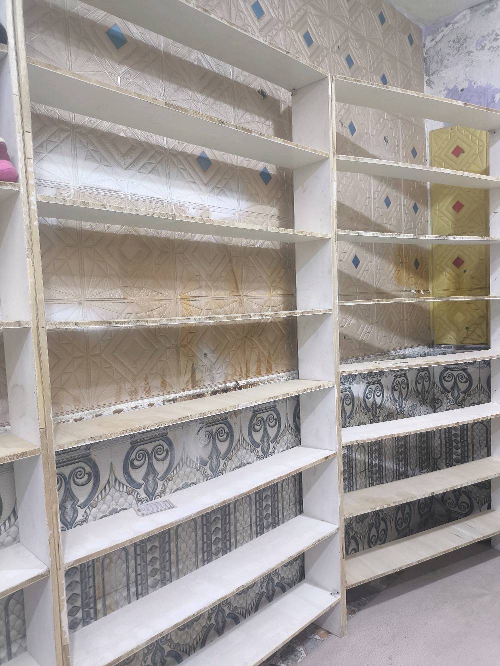 رفوف محل لكلشي يفيدن ةيرهم طول 260 العرض 120 خشب قوي صاج بلايود  العنوان بصره القبله حي القائم
