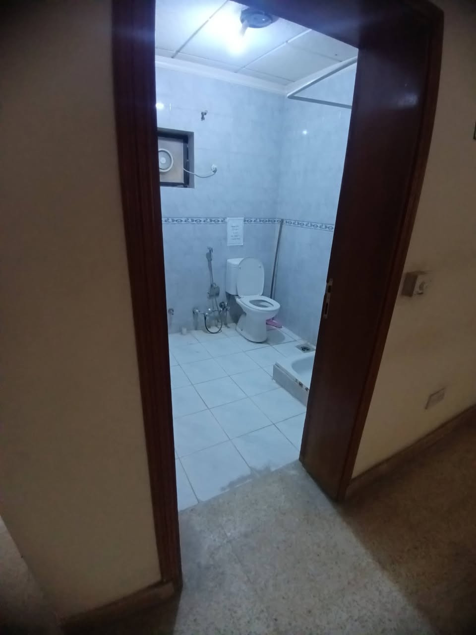 دار للايجار 
الموقع .../ العرصات ..تجاري 
 
المساحه 350 متر 
 
كراج حديقه 
صاله كبيره 
غرفتين 
وثالثه ماستر 

مطبخ 
ترك 

للاستفسار الاتصال 
***********
