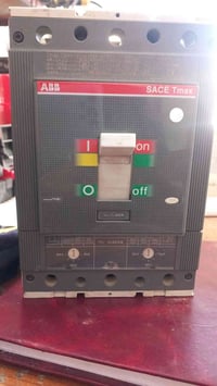 قاطع هوائي • ٤٠٠أمبير • نظيف ٩٠٪