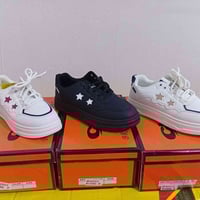 حبايبي يوجد احذية بناتي كلش حلوة اومناسبة بس 7 الاف07800494529