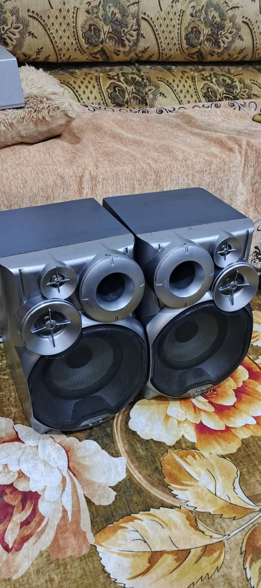 السلام عليكم .
زوج سماعات ماركة JVC مال سيستمات بوكس نوع قديم ..سماعات علئ البلاد بالكامل .
صوتهم رائع جدا  ٦ اوم  ٨٠ واط كل تك .
ترهم لجميع الاجهزة الصوتية والسيستمات والمضخمات بصورة عامة . 
قياسهم  ٣٤ سم ارتفاع و ٢٢ سم تقريبا العرض 
 سعر زوج ٥٠ الف واصل لمكانك .نهائي رجاءا .
للاستفسار او المراسلة موجود خاص او الرقم *********** البصرة .موجود توصيل شركة .
