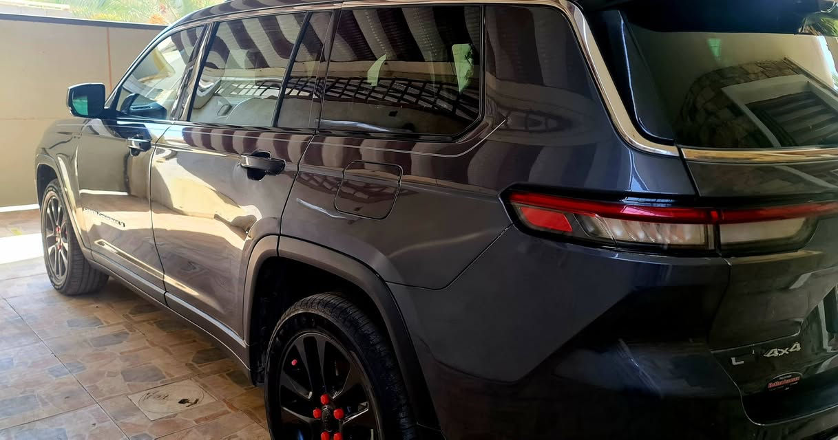 جيب  كراند شيروكي 2022 لمتد L .وارد امريكي
الشكل الجديد 7  راكب

المحرك : V6.  3.6L 
العداد :  45 ميل
اللون : رصاصي رمادي
الرقم : اربيل 22 دولي 

مكان السيارة:بغداد
المواصفات :
* دفع رباعي 4x4 . 
* رادار امامي مع مانع تصادم . 
* تحذير الخروج عن المسار . 
* تحذير النقطة عمياء  .
* ويل قياس 20 انج .
* سقف بانوراما . 
* مع شاشه بمواصفات عاليه
* شاشه كبيرة 10.1 انج . 
* نظام الخرائط (GPS) .
* كاميرا داخلية محيطيه  360 درجه  . 
* كاميرا خلفية . 
* المصابيح الأمامية زنون .
* كشافات الضباب زنون .     
* تشغيل عن بعد .
* صندوق كهربائي .
*شفتات بالستيرن.
*الگير ماوس مع وضعيات قياده متعدده.
* مقصورة الركاب من الجلد الفاخر .
*تطعيم الدشبول والابواب صاج ملكي.
* حفظ وضعيات الجلوس (ميموري) . 
* المقاعد الأمامية كهربائية .
* المقاعد الأمامية تبريد وتدفئة .
* المقاعد الخلفية تدفئة .
*سايد بريك بصمه.
*فول تحكمات ستيرن امامي خلفي.
*عشره  ايرباك بالدشبول ولتكم ولكراسي
* سستم صوت Alpine . 
* انارة داخلية LED . 
* حساسات خلفية . 
* 7 راكب .
* مكيف خلفي مع وحدة تحكم منفصلة . 
* تدفئة ستيرن . 
************
