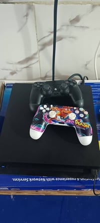 بلايستيشن ٤ • ذاكرة ٥٠٠ • جوستك ٢