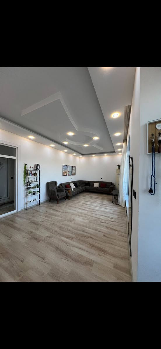 بسم الله رجعنا لكم بيد جديد 110 م. طابقهن معزول البيت الجديد قريب على المستلزمات اليومية خارطة البيت. يتكون من استقباله مطبخ، وغرفتين نوم كامل خدمات.
على حديقة اتجاه البيت شروق.
طاب ملك صرف. سعر البيت 9 دفاتر 25 ورقة وبمجال.
للاستفسار *********** السليمانية, العراق
