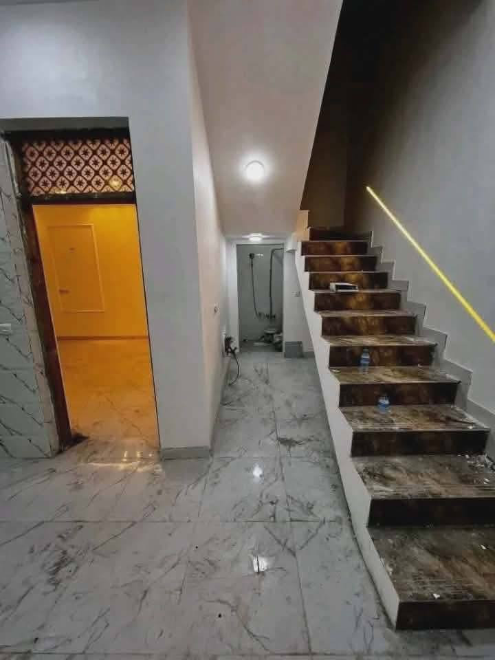 يا الله السلام عليكم على بركه الله دار للبيع باب الحاره الزراعي موقع مميز ١٠٠ متر مربع البيت ركن على شارعين تفاصيل البيت استقبال مطبخ صاله غرفه نوم صحيات داخلي ترك صحيات خارجي طرمه بيتونه سطح كبير البيت كامل من كلشي اي نقص مابي 
تفاصيل اكثر 
الاتصال
***********
***********
