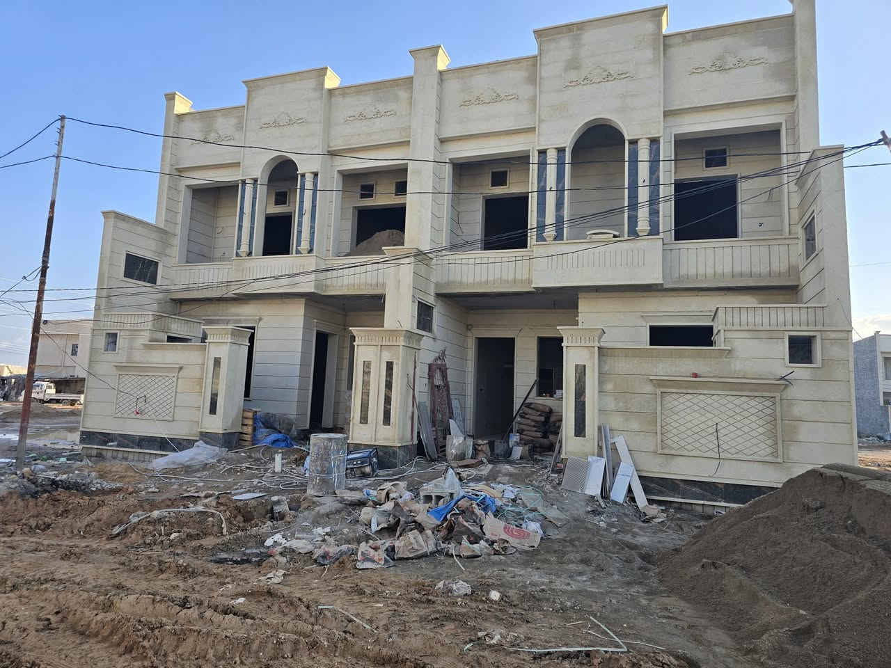 دار تون عدد ٢ للبيع قيد الانشاء بناء حديث صفر تكريت ديوم حي التصنيع بظهر علوة السمك وشارع ٦٠ جنب الركن يتكون كل دار من ٤ غرف نوم مع صالات ٢ مطبخ استقبال صحيات ٣ حوش مناور  من داخل سحب نقش مغربي بناء على ايد صاحبهن 
للاستفسار 
***********
***********
بشار الكميت للعقار الديوم
