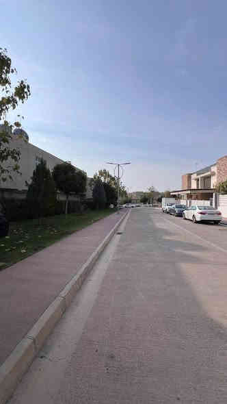 #لانه ستي 
🔘أربيل-في مجمع لانه ستي 
➖للبيع ڤيلا مؤثث كامل VIP
➖مساحة 300متر على شارع15متر
➖يتكون-4غرف نوم-استقبال -صاله-مطبخ حار بارد -مجموعة صحيات-كراج-حديقة 
للتواصل 📞
***********
**********
في حال لم يتوافق العقار مع رغبتكم او لم يكن بقدر امكانيتكم زوروا موقعنا على تلكرام للتصفح على اكثر عدد من العقارات المتوفرة 
https://t.me/rood138 أربيل
