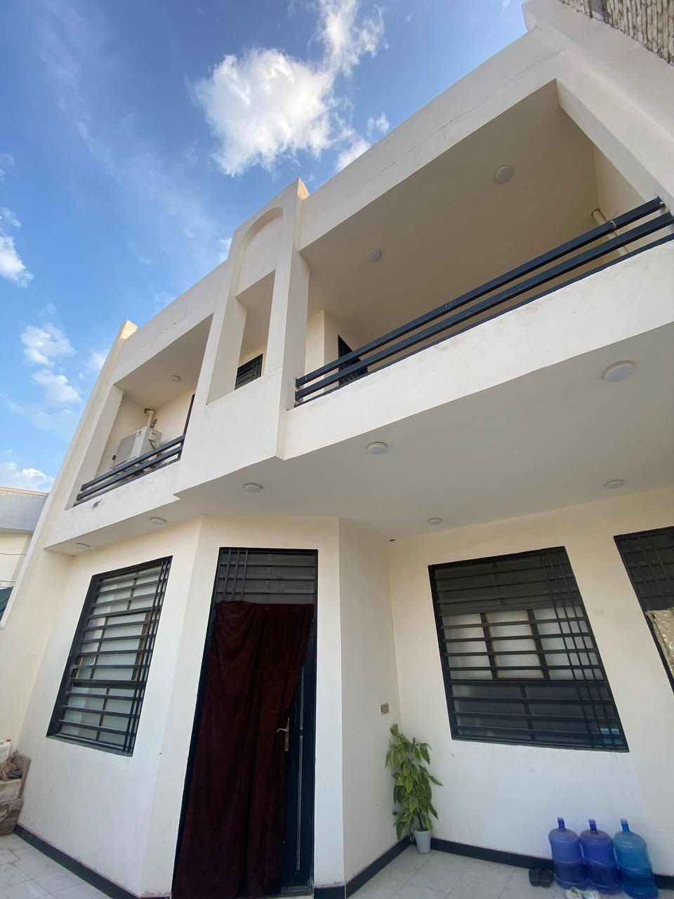 دار للبيع طابو زراعي قرار ٢٥ مساحة ٢٠٠ م٢ طابقين.
الطابق الارضي
1. استقبال
2. صالة
3. غرفة نوم
4. مطبخ
5. صحيات داخلية وخارجية
الطابق الاول :
1. غرف نوم عدد ٣
2. صحيات وحمام داخلي
3. سطح اول وسطح ثاني
الموقع : 
شارع الحولي قرب مجسر الشهداء شارع ٢١ ارض الغري  يبعد عن الشارع العام ٨٠ متر عرض الشارع ١٥ متر 
للأستفسار الاتصال على الرقم ***********     وتتوفر خدمة واتساب.
