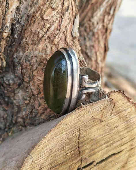 السلام عليكم در نفطي لون مميز جدا حجم الحجره ٤ س يعني خشن تواصل خاص او 0770 9826039
