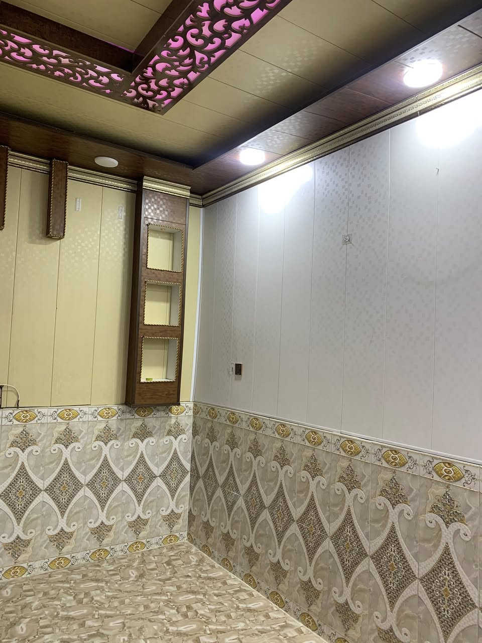 السلام عليكم
(بيت للايجار طابقين )

يحتوي على ٣ غرف نوم كبيره واستقبال وصالتين ومطبخ حار ومطبخ بارد وصحيات داخليه وخارجيه خزانين ماء حلو وماء اسالة البيت تشطيب جديد مجهز كامل البيت مطل على خدمات 
سعر الايجار 650 الف في منطقة القبلة حي موسى الكاظم
قرب مستوصف سوق الكبير
 رقم الهاتف : ***********
