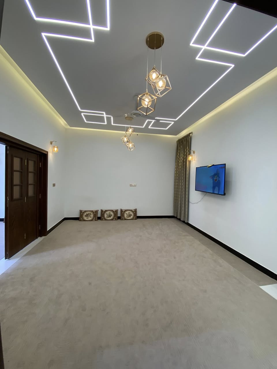 بيت للبيع حديث جدا في منطقه السنيديه قريب الشارع
مساحه الدار 210متر بناء طابوك سنه 2026شهر ال4

البناء طابوك الابواب صب درجى اولى 

طابو زراعي سند 25تحويل باسم المشتري مباشره 

يتكون من كراج سياره 

غرفتين منام 

استقبال وصاله ضيوف 

مع صاله وصط البيت 

ومجمع صحيات 

ملاحظه البيت مهيئ للبناء الطابق الثاني 

البيت والمواد درجى اولى 

الاستفسار اكثر يرجى الاتصال على الرقم 

***********
