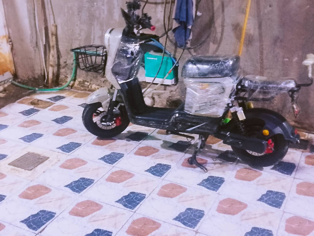 سلام عليكم عندي دراجة شحن للبيع جديد كفاله حجم ار 9 ثنين عندي بطاريه كبار 32 موديل 25 رقمي ***********عنوان محموديه
