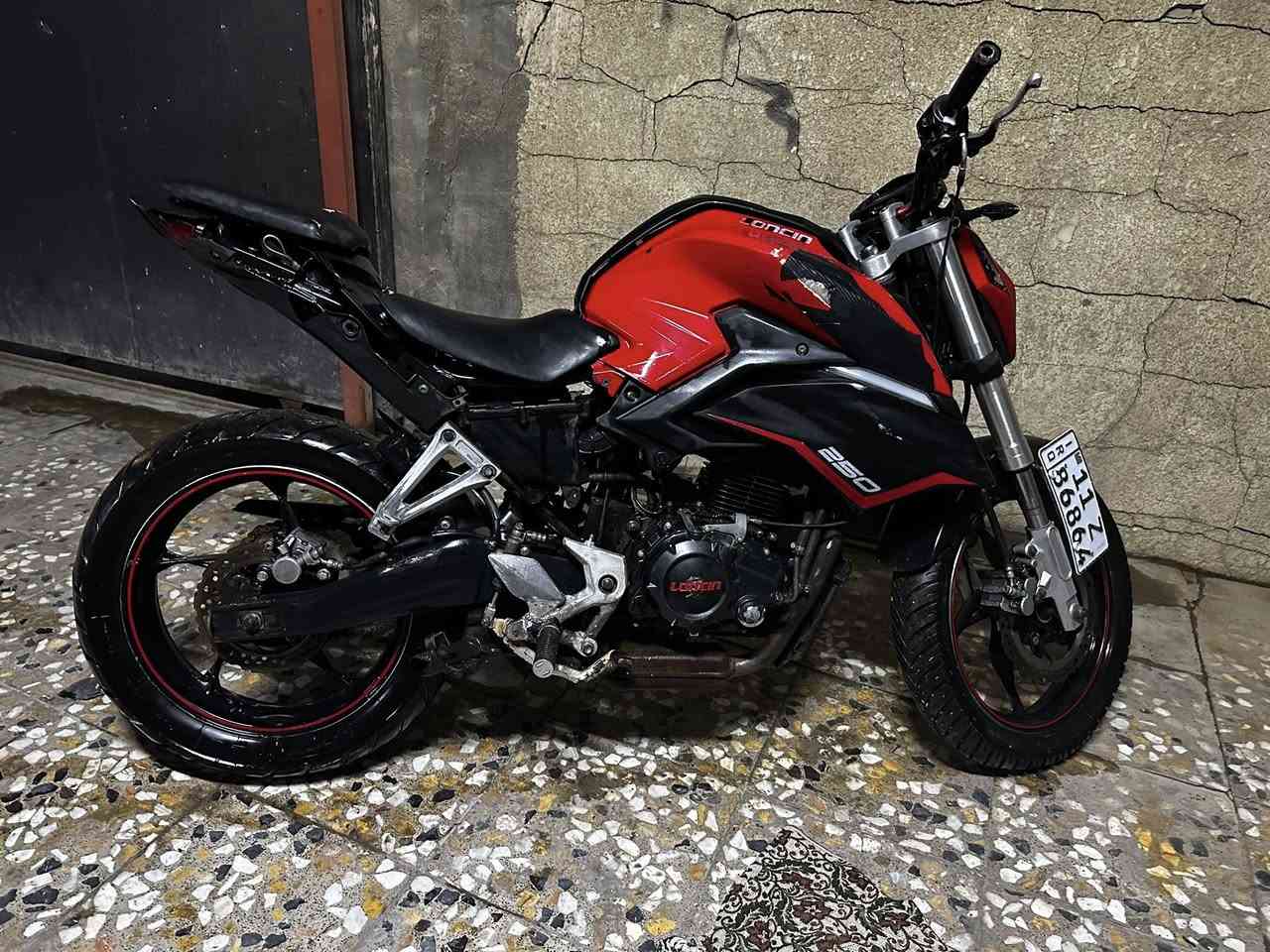 سلام عليكم اخوان دراجه لونسين 250cc كفاله گير ومكينه وضفيره وعقل نقصها بس الكفرات الجانبيه مثل ما موضح گدامكم دراجة رقم وسنوية جاهزا بس تشغل وتطلع 

سعرها 18 وبيها مجال للشراي 

اخوان اني مكلف بالنشر عنوانها بغداد 
رقم راعيها /***********
