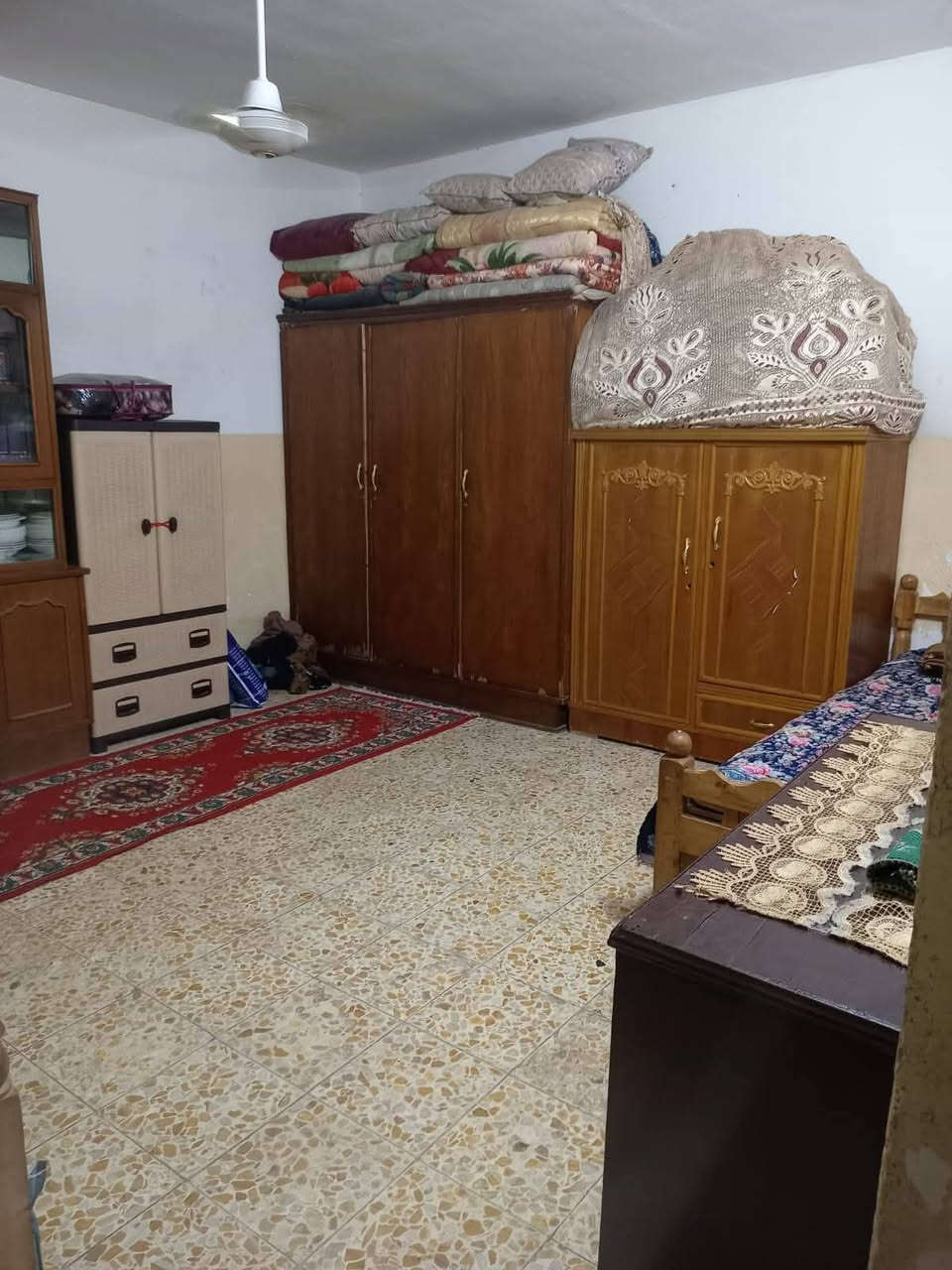 100م غرفه وترك  وصاله ومطبخ وخدمات مع كراج تشجير70م  و8 امبير مجانا  حي البساتين مقابل الضباط سند اصفر  السعر 85  للاتصال***********
