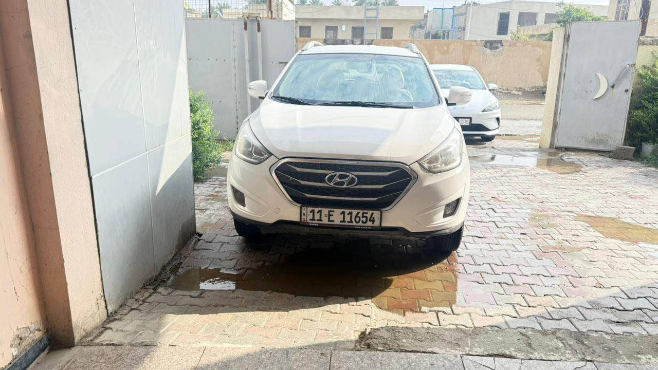 السلام عليكم توسان 2015 لبيع او مراوس حسب لرغبه محرك 2000 دوش ويل اسود قطعتين تبريد شاشه كبيرا وكامرا وتحكم ستيرنا لايت لد لسياره مكفوله بيه مكانين بارد ماشر عليهنا بلصوره رقم بغداد الدولي بسمنه بيع او مراوس 
*********** وسام بغداد, العراق
