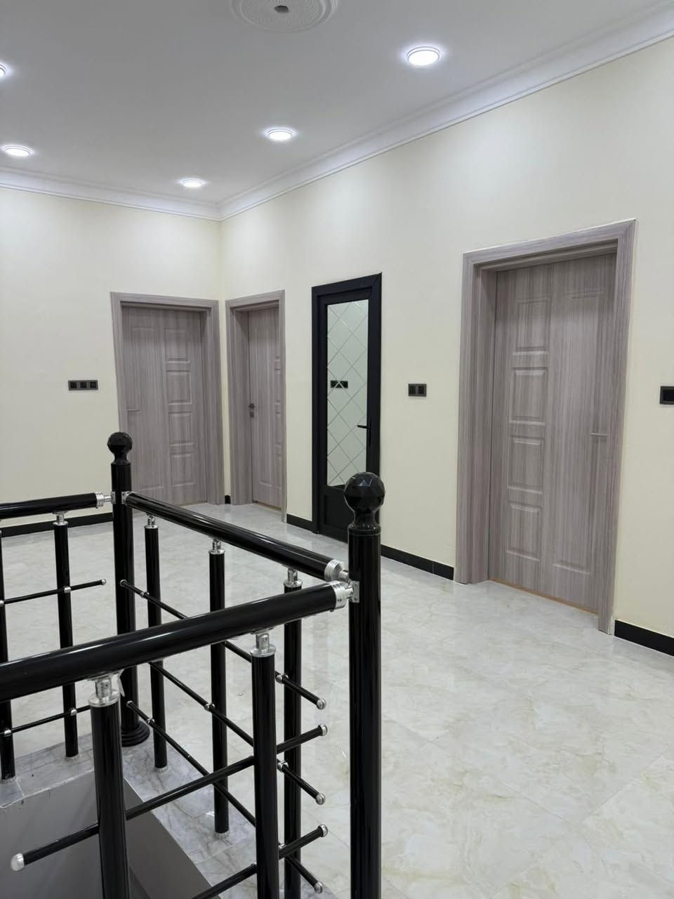 دار للبيع | ام الخيل الثالثة
نقطة دالة  | ركن على شارع 20
**********************************
المساحه / 164 متر مربع 
____________________________
تفاصـــــيل الدار : 
طابقين - غرفه نوم 5  / صاله2/ استقبال/ مطبخ / مجاميع صحيه عدد 4 /  

مجهز بطاقة شمسية  ⚡️ 
_____________________________
للأستفســار/ مراجعـــــة مكتـــب الريادة للوساطة العقارية  الكائــن الجزائر مجاور مستشفى الحياة للعيون
او الاتصال على الأرقام التالية :
***********
***********
