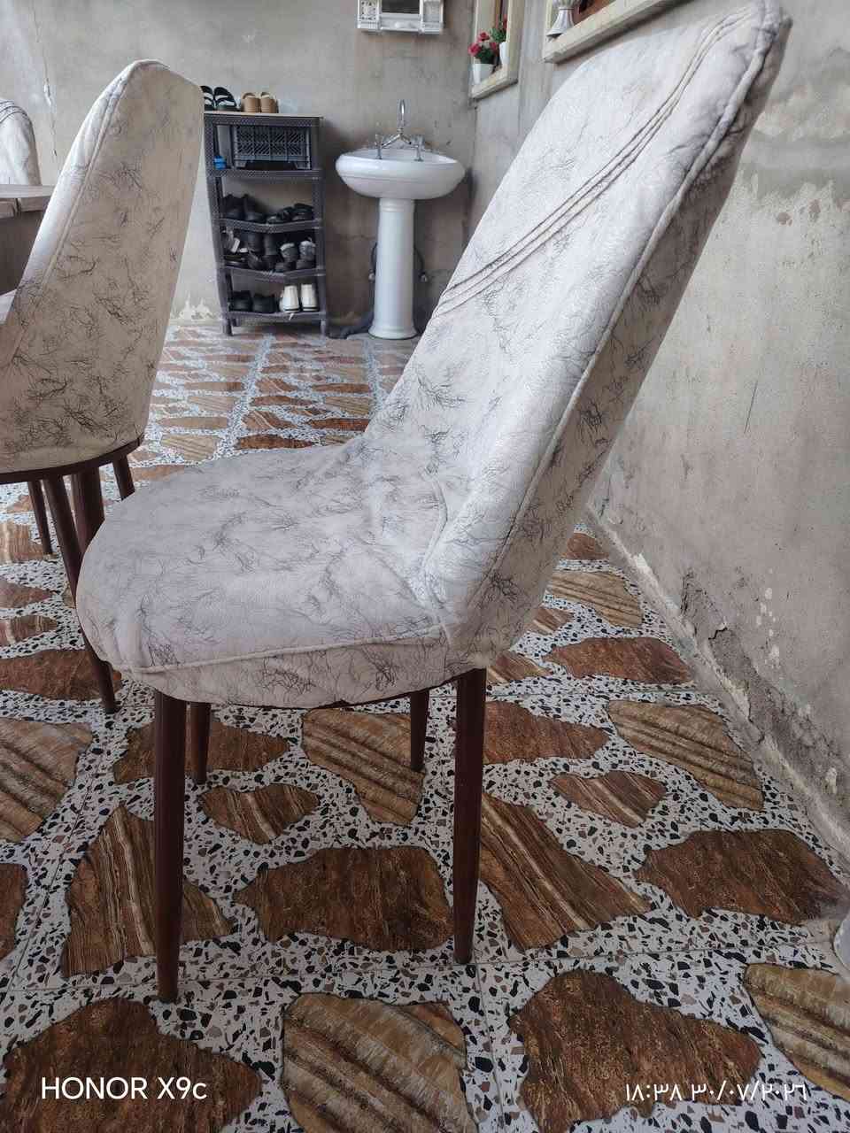 ميز طعام للبيع كراسي نضيفات كلو نضيف السعر (75)  الاتصال ***********
