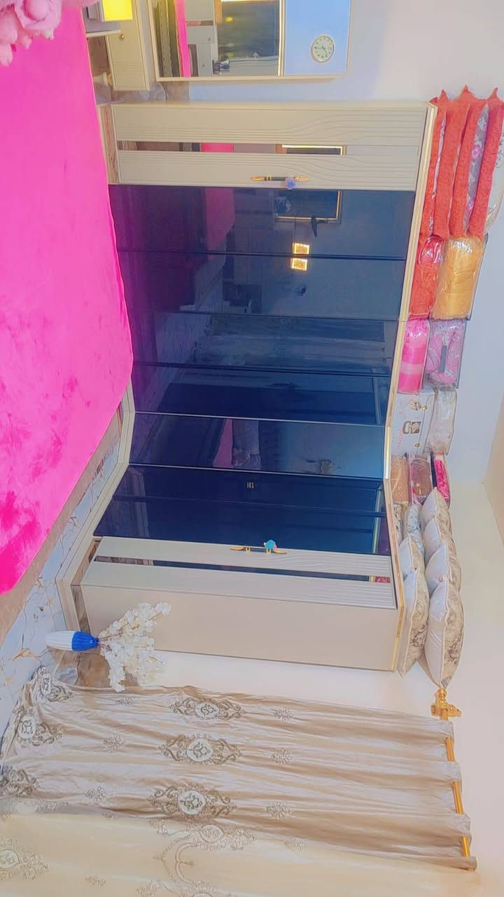 سلام عليكم ورحمه الله وبركاته
غرفه تركي للبيع مابيه اي ظرر نظيفه جدا نازكه بشكل سرير مخزن اناره كل الغرفه 
مكان واسط اتصال على الرقم ***********
