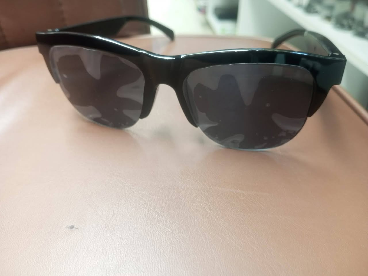 اذا انت سايق او تحب تكنلوجيا و نضارات 👇
من ارقى و افضل نضارة مزودة بسماعة ، يعني تكدر ترهم هاتفك ويا نضارة و من جهة خلفية من نضارة بها سماعات و يخرج صوت منهم ، تكدر تتصفح هاتفك و صوت هاتف فقط انت تسمعها ما يزعج اللي من يمك كاعد

و بنفس وقت نضارة شمسية كلش راقية 

بسعر 15الف و توصيل موجود


**إذا كنت صاحب هذا الإعلان وتريد حذفه لأي سبب، رجاءا أرسل رسالة إلى الدعم الفني**