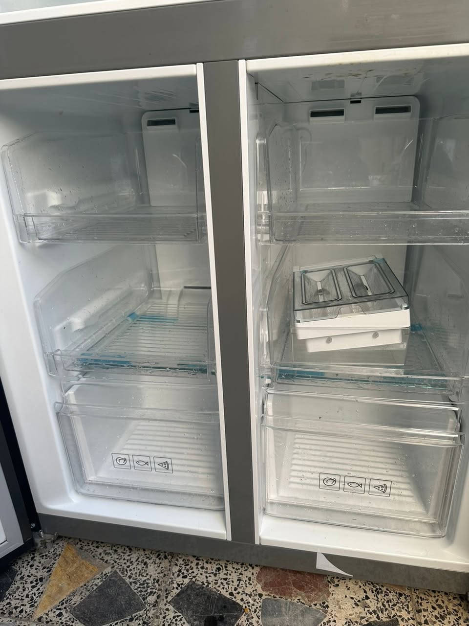 ثلاجة وجوة مجمدة مشتريها قبل أسبوع وهس أريد أبيع بسبب الانتقال البيت آخر اشتريتها بسعر 1,000,400 وهسا جوى المليون ابيعها مستعجل على البيع عنوان بغداد شالجيه قرب جامع براثا الي يريدها يدخل خاص يراسل لو يتصل على هذا الرقم *********** بي وتساب
