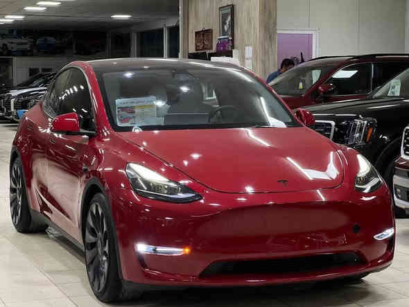 السلام عليكم ورحمة الله وبركاته.
#معرض_ابن_شعبان_لتجارة_السيارات. 
————————————————————
#المركبة    : تيسلا  موديل  Y  
#الفئة : بيرفورمنس 
#الرقم       : رقم بغداد جاهزة والتحويل او كالة حسب الرغبة  
#الموديل : 2023
#الضرر      :  البنيد و قبق الجنطة 
#الايرباكات :  بدون ضرر ايرباك 
#السعر      : 265 
#عداد المسافة : 24
——————————————————-
                         المواصفات 

✅ محرك كهربائي دبل ماطور 
✅ الشحن الكامل 550 كيلو 
✅ سقف بانوراما  ثابت
✅ شاشة كبيرة حجم 15 بوصة
✅ كاميرات 360
✅ حساسات امامية وخلفية
✅ تحكم كهربائي للمقاعد الاماميه 
✅ المقاعد الاماميه تدفئة و تبريد 
✅ غرفة جلد ابيض اصل 
✅ رادار امامي
✅ رادار خلفي
✅ رادار جانبي
✅مانع تصادم
✅ مثبت سرعة
✅ تحكم بالسياره عن طريق الشاشة
✅نظام قيادة آلية Auto Pilot
✅ عداد ديجيتال
✅ تشغيل تلقائي
✅ نظام قيادة ذاتية Full Self drive
✅ نظام (RCTA) للتنبيه عند الرجوع للخلف
✅ نظام (RSA) لكشف لافتات السرعه للطريق
✅ نظام (PSC) الرادار الذكي لمنع الاصطدام 
✅ نظام (LTA) لتحديد المسار على الطريق
✅ تشغيل عن بعد
✅ الدخول الذكي
✅ نظام ترفيهي كامل متكامل يحتوي على ( YouTube / WhatsApp / Tik Tok / Netflix)
✅ا Wifi
✅ا GPS
✅ا MAPS
✅ا Bluetooth
✅ا AUX
✅ا USB
✅ أوامر صوتية voice commands
✅ ويل كب حجم 19 مع  اطار بحالة ممتازه 
✅ اضوية امامية LED
✅ اضوية خلفية LED
✅ كشافات ضباب LED
✅ إنارة امامية زنون بالكامل
✅ صندوق خلفي كهرباء
✅ نظام محاكة ذاتي للسياره من الخارج

🔵السعر المطلوب : 265 ورقة🔵

——————————————————-

‏*********** ‏ 📞المبيعات. 
***********📞المزادات. 
***********٣📞الادوات.
