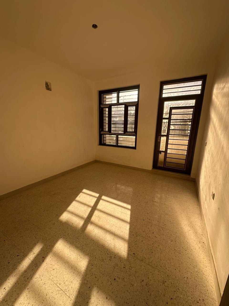 للايجار في السيدية بيت مساحة ٥٠ متر 

بضهر جامع الهدى 
غرفتين نوم 
صالة 
مطبخ 
خدمات صحية 
السعر ٩٠٠ الف دينار  بي مجال 

المطلوب عائلة موضفة

للاستفسار ***********
