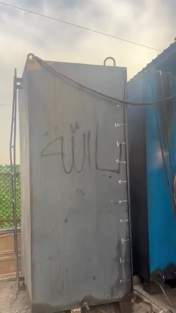خزانات البيع. نضيفات.    ومستعجل عله بيعتهن.   هاتف ***********
