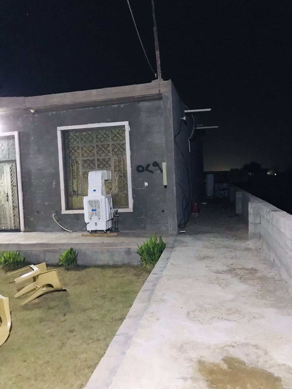 سلام عليكم
بيت البيع موقع البيت شراع 
طابو سند 25 تحويل مباشر
  مساحه 450 الكليه مساحه البناء 187 على شارع 11 البناء جديد 2024ملاحضه اخلف لبيت 3ونص متر ترك خدمات فول ماء كهرباء كله ريسيه 
بناء بلوك درجه اولى مكون لبناء من غرفتين وصاله وديوان ومطبخ وحمامات 

       سعر 90 مليون وقابل لتفاوض التواصل ***********
