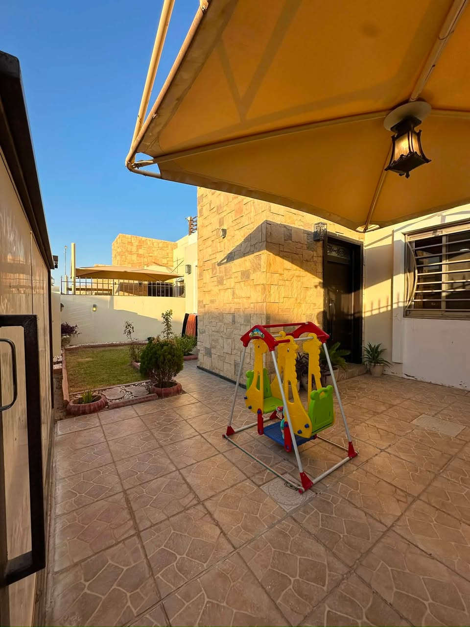 دار للبيع   (مجمع بيتي السكني)
سعر مناسب  جداً
 زون الاول قرب السايدين
مغير بل كامل 
مسدد بل كامل 
مساحة 220 متر. 
يحتوي الدار على 
3 غرف نوم 
استقبال  اكبر
صالة وسطية  اكبر 
كراج للسيارة + حديقة   

تغيرات داخل الدار 
للاستفسار الاتصال على رقم 
***********
