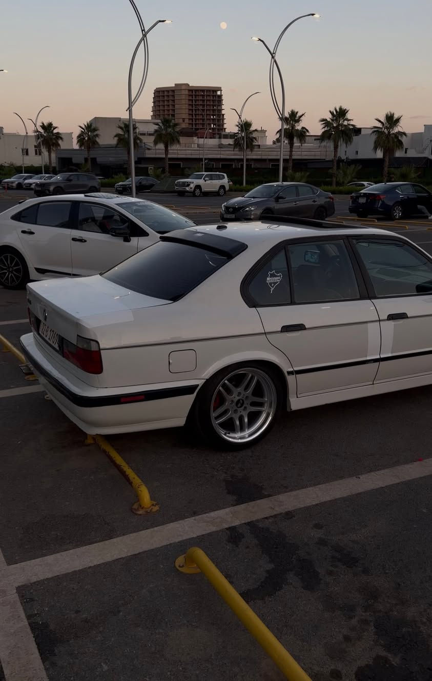 bmw
مۆدێل ١٩٩٢
٥٢٥iA 
سلایت
٤جام کارەبا
شاشە ئایپاد
کوشت جلد 
بۆنید و چاملخێکی سبوخە تەنها سبوخ بێ لێدران 
سەیارەکە فول فولە سەیارەکە بەناوی خۆمە سەنەوی تا ٢٠٣٠ تازەیە 
ژ.م ***********
