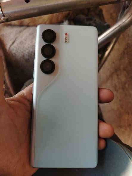 السلام عليكم جهاز تكنو كانون ٤٠ابرو ٥جي الذاكرة ٢٥٦العشوائية ١٦ الشاشة ١٤٤افريم ببجي٩٠ وأكثر غراظة كاملة موجوده السعر٢٦٥بي مجال رقم الهاتف ***********
