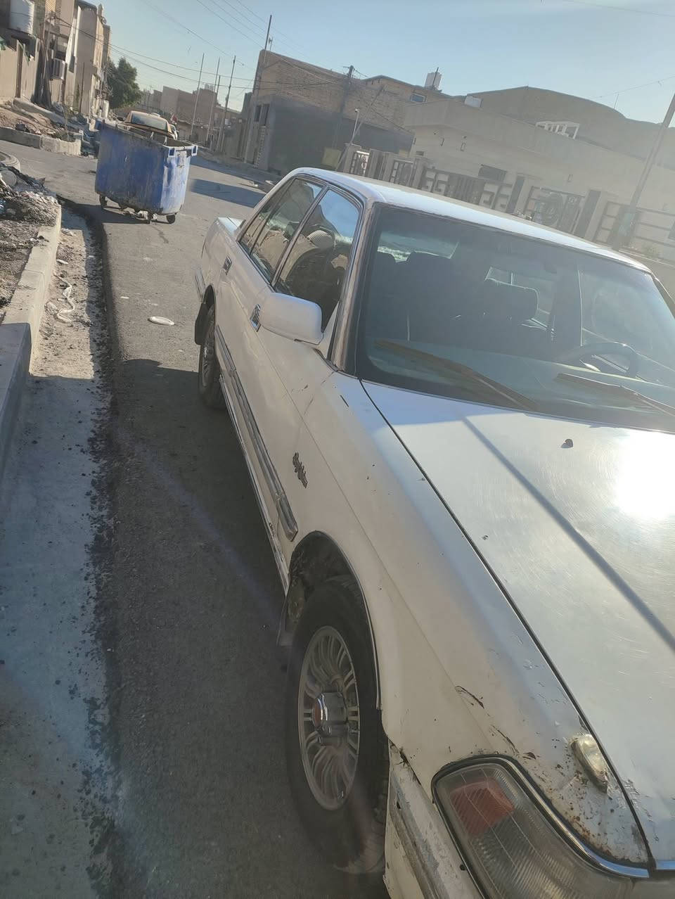 سيدان موديل 90
الرقم بغداد
محرك بطة
الكهربائيات شغالة
اطارات جديدة 
لايتات زنون
بيها رشات صبغ وتعمير شي قليل
السعر 40 ورقة وبيها مجال للشراي
***********
