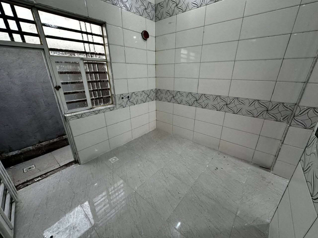 مكلف بالنشر للبيع بيت مساحه ١٠٠ متر طابو زراعي مجمع الجوادين السكني منطقه سيد حبوب وكل الخدمات متوفره سند ٢٥ ومداور سهم بطابو شغل درجه اولى اساس كونكريت مكون من غرفه وصاله ومطبخ وصحيات وبراني ومناور ودرج وبيتونه وتشريفه الاتصال على الرقم ***********
