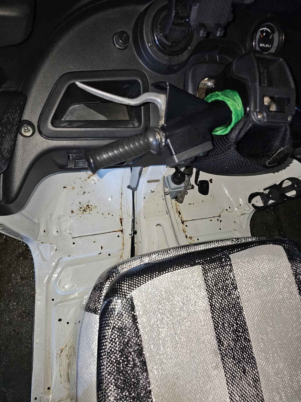 سلام عليكم شباب تكتك للبيع لون ابيض مثل ما موضح بلصوره تكتك خير من الله  تكتك مكفوله من الضربه ولتعمير شلع بس بيهة هاي الضربه خفيفه كلش ولباب موجود  ورمايده موجوده تكتك مكفوله ما مجفت تكتك بس مفيلسه الله شاهد رقم وسنويه وتخم تاير جديد ما ذب عليهة ربع المكان البلديات السعر 9500  قفل هاذ رقمي ***********
