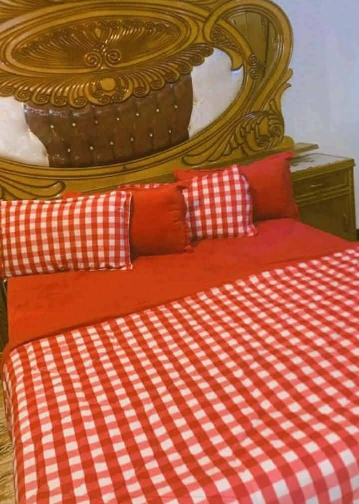 غرفة صاج ٦ بوب نضيفة وياها زاوية بعد وبيها مرايا وكومديات هم ب٤٥٠ هذا رقم للاتصال ***********
