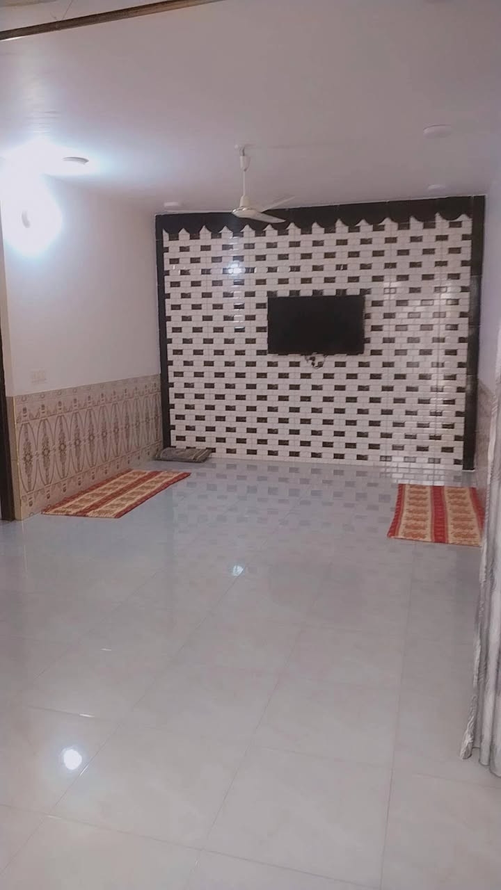 دار سكني ٢٤٠
٥٠ متر فقط عن طريق الزوار المعاره
السعر ٧٠
***********
