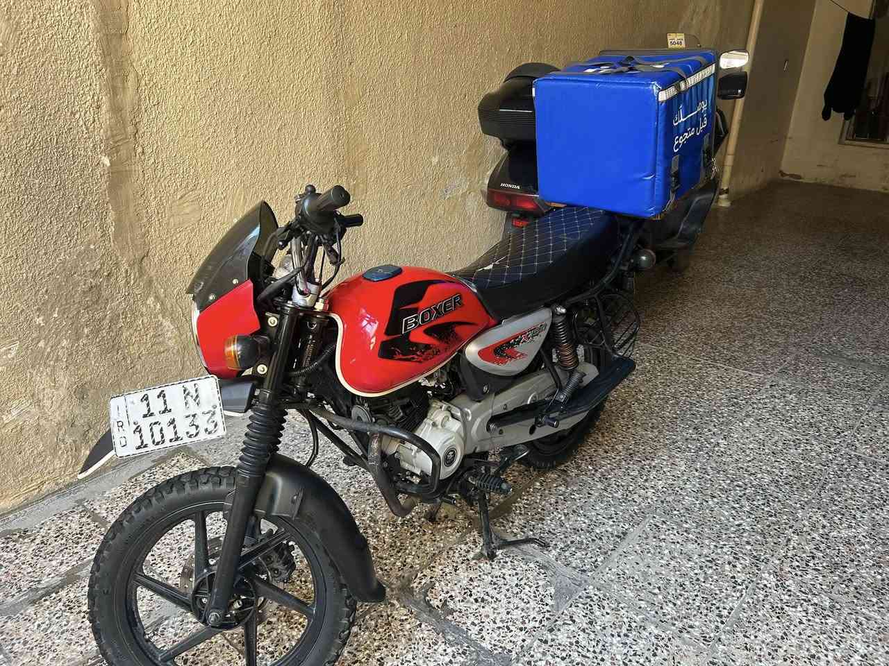 دراجه بوكسر موديل 23 نضيفه 
لوحات انكليزي باسمي ثاني يوم احول الك 
دراجه بل مدينه الكياره قطاع 63 ….    
      
 ***********
