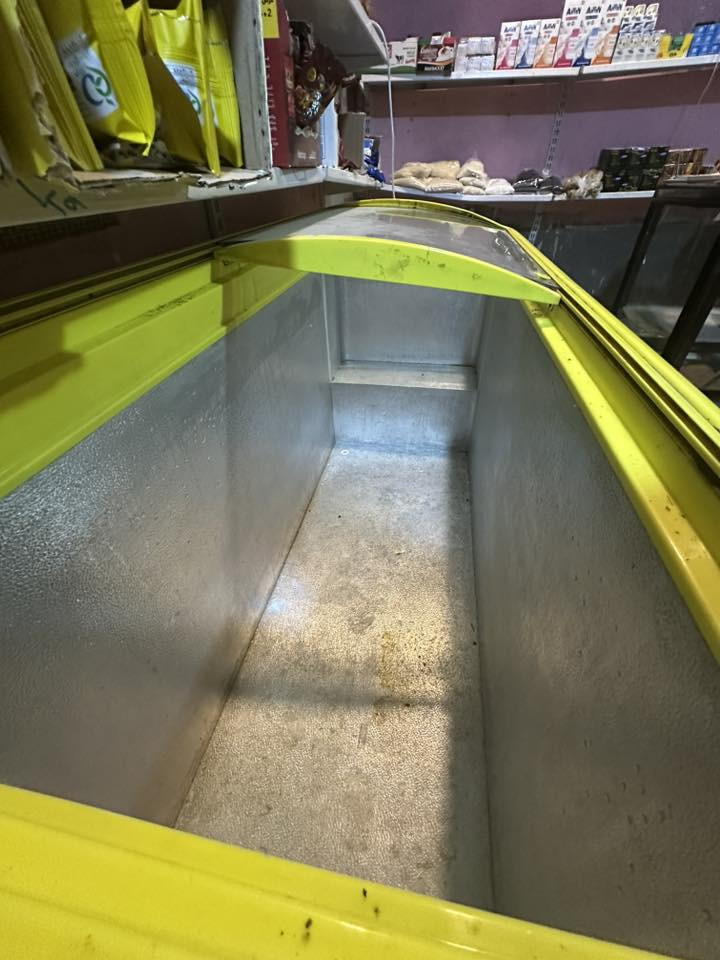 سلام عليكم مجمده للبيع سبب البيع عزلت اسواق وماحتاجها  استعمال قليل تجميد شرط ثلج مكاني كربلاء حي الغدير سعر450وبيها مجال قليل ***********بي واتساب اذا تحب
