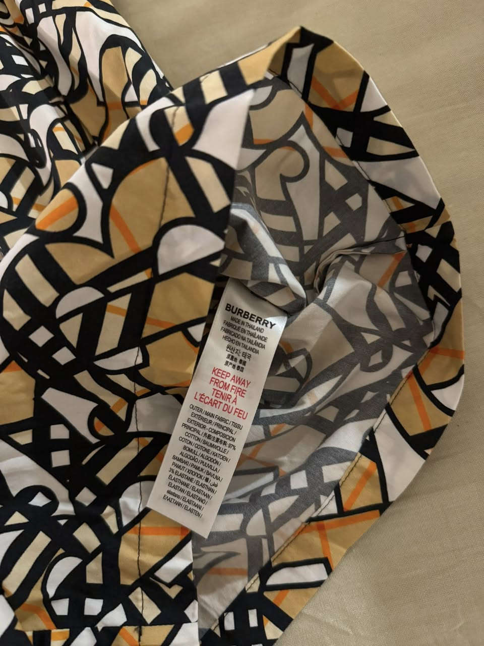 BURBERRY أصلي
مكتوب لعمر 12 سنة 
يرهم لعمر اصغر


**إذا كنت صاحب هذا الإعلان وتريد حذفه لأي سبب، رجاءا أرسل رسالة إلى الدعم الفني**