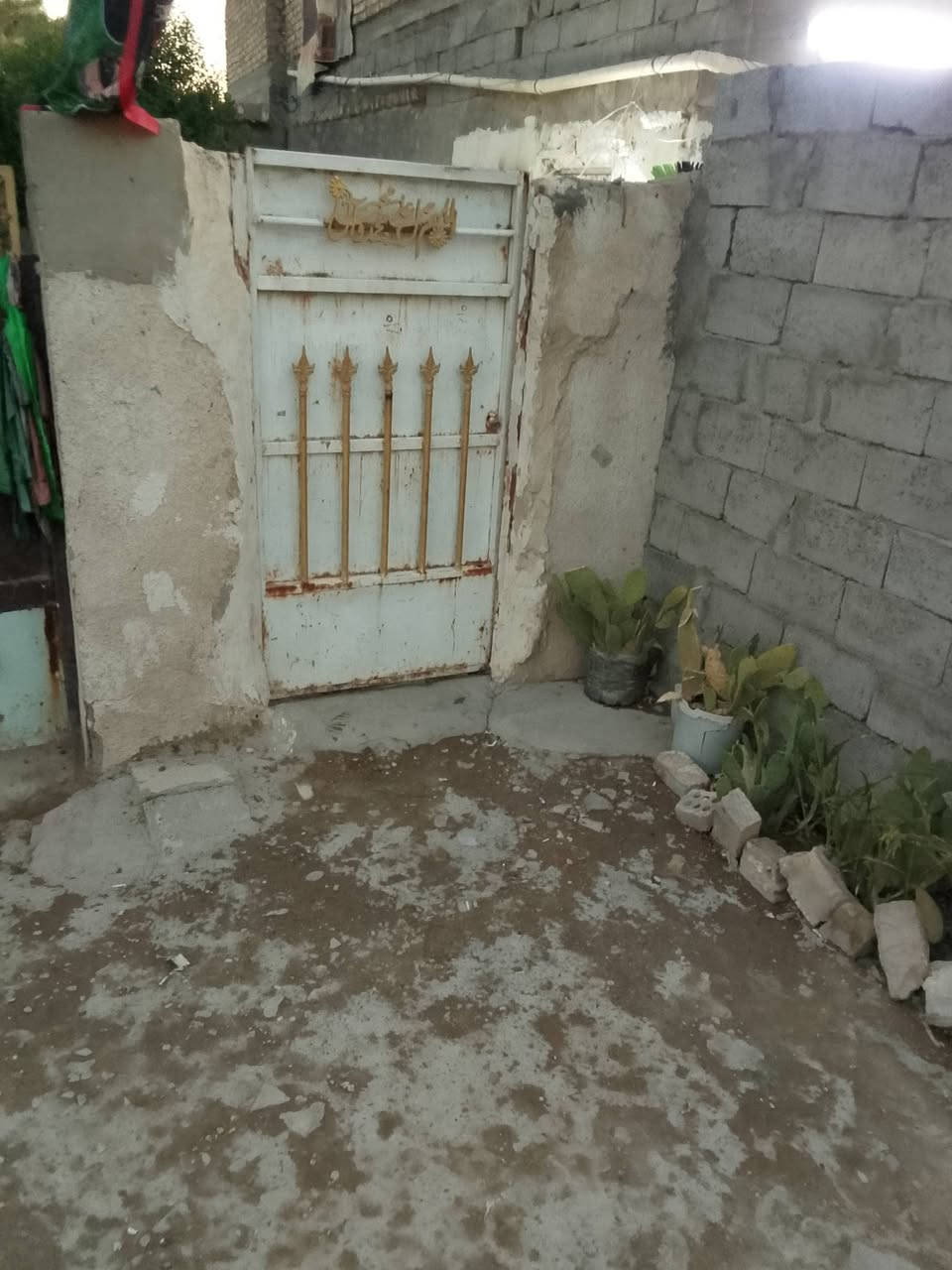 بيت للبيع المشتل قرب المركز التمويني المساحه 150 متر
يحتوي على غرفه وستقبال ومطبخ وملحقات وحديقه وترك ***********

