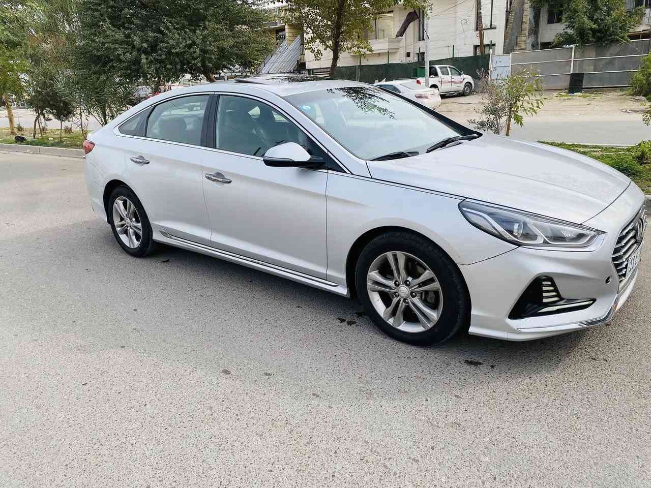 للبيع سوناتا
رقم بغداد بسمي
المديل 2018
بيه هلال جاملغ خلفي صبغ فقط بل عراق باقي مكفول 
فول موصفات لمتد1/1
-بصمه
ماشي 45
فتحه
شفتات بل ستيرن
شحن اللاسلكي
-جلد
-كشنات تدفئه
-تحديد مسار+رادارت بالمري
-اشاير بالمري
-جنطه ذكيه
-تبريد بيانو
-كيجات دجي تل
وبعد بيه مواصفات  
السعر145 وبيه مجال
لاستفسار ***********
