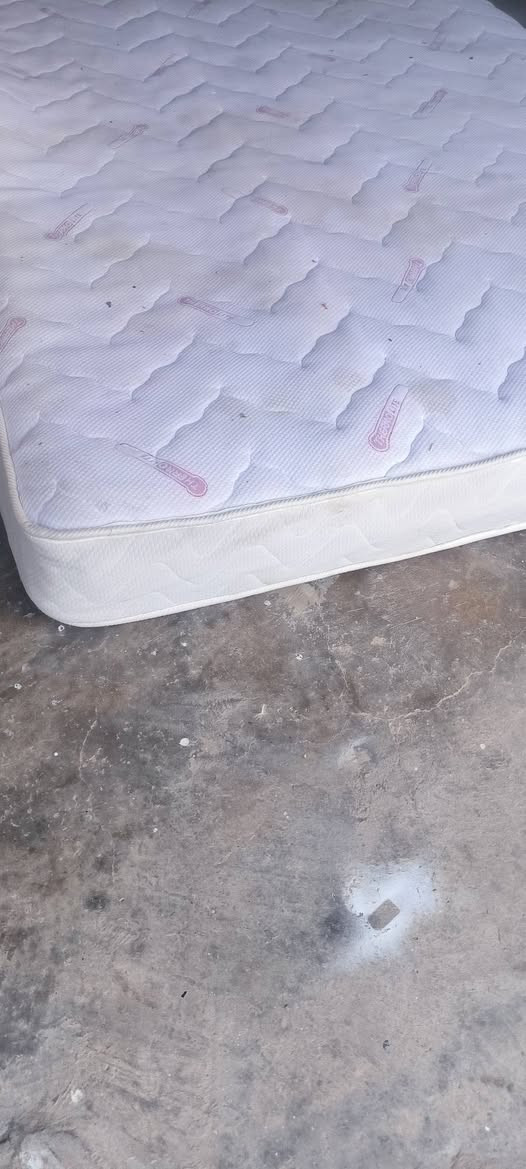 غازی  بێ  عیب    ماڕکەی   نیواڵ                   فە ڕە شی ئێرانی
700 شانە 3 بە 4
دۆشە کی دونفە ری   160 بە 2


**إذا كنت صاحب هذا الإعلان وتريد حذفه لأي سبب، رجاءا أرسل رسالة إلى الدعم الفني**