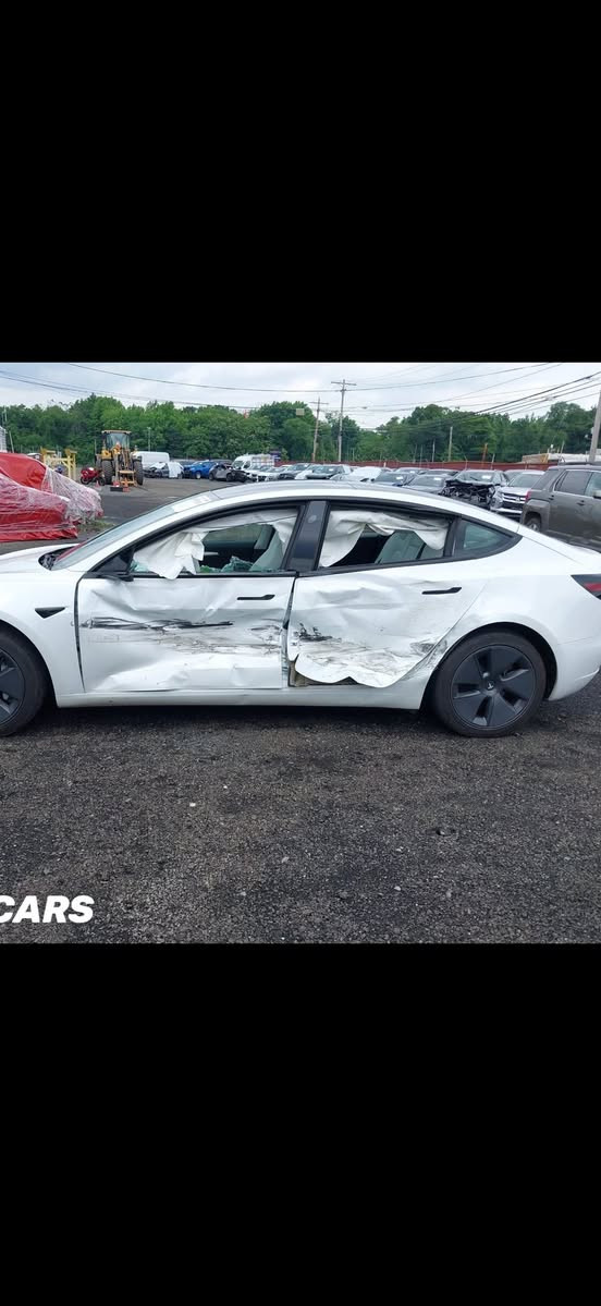 تسلا موديل 3 للبيع 2023
اللون ابيض والداخل كشنات جلد ابيض (ارغب لون )
ماشيه 43 الف ميل وقابل للزياده 
صور الحادث مرفقة
السياره كامله من كلشي ما بيها نقص 
اوف لاين
وياها شاحنتين الاولى للشحن الثابت والثانيه للشحن تتركب باي نقطة كهرباء 
مكان كربلاء 
السعر 150 وبيها مجال للشراي 
للتواصل ***********
