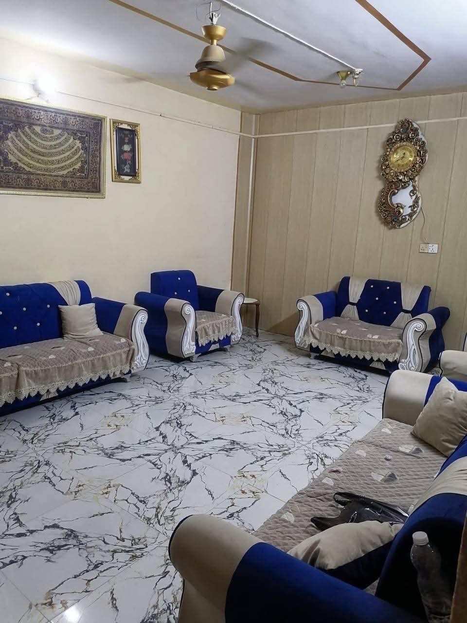 السلام عليكم بيت للبيع في حي رمضان المساحه ١٨٠ وفي السند ١٥٠ بي خمس غرف نوم كبار وصالتين ومطبخ وبراني ومجموعتين صحيات موقعه مميز وكلشي قريب عليه سعره ١٤٥ مليون وبي مجال للشراي للاستفسار ***********بي بس واتساب