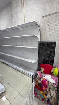 عزلت المحل وبقت عندي هاي الغراض وعارضهم  للبيع وكلهم جديدات رفوف وستان...