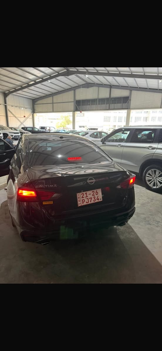 🚗 للبيع: نيسان ألتيما 2025 SL فول مواصفات شبه كلين و زيرو ماشيه 1500
• فئة SL (أعلى فئة)
• محرك 2.5 لتر اقتصادي وقوي
• شاشة كبيرة 12.3 إنج مع  ابل كاربلي Apple CarPlay و Android Auto أندرويد اوتو لاسلكي
• نظام صوت Bose فاخر مع 9 سماعات
• داخلية جلد فخمة مع مقاعد كهربائية وذاكرة للمقعد
• فتحة سقف 
• كاميرات 360° مع حساسات أمامية وخلفية
• مثبت سرعة ذكي
• شاحن لاسلكي للموبايل
• تشغيل بصمة ودخول ذكي
• جنوط ألمنيوم 19 إنج
• أنظمة أمان متطورة مثل التحذير من النقطة العمياء، المحافظة على المسار، والفرملة التلقائية للطوارئ
• مكيف أوتوماتيك ثنائي المناطق
رقم الشاصي 1N4BL4EV2SN411293
السيارة نظيفة جداً وجاهزة للاستخدام. 
السعر 225 و بيه مجال السياره شبه وكاله
للتواصل واتس ***********
