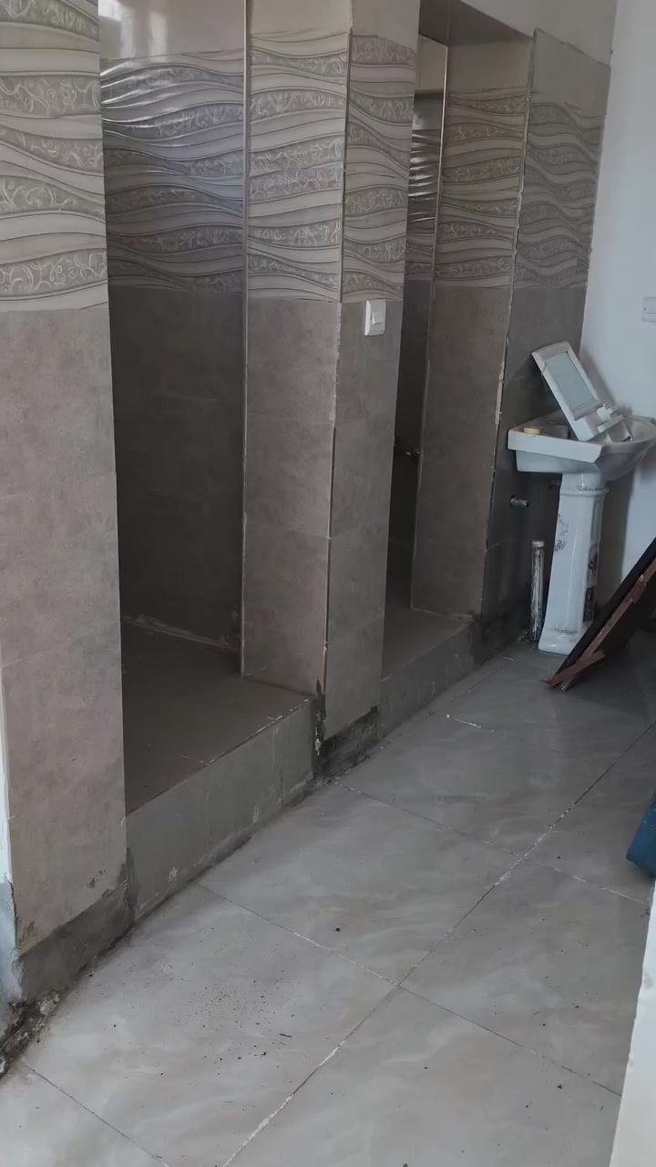 بيت بناء جديد بمنطقة الحسينية، شارع المدارس. المساحة ١٢٥ متر مربع. يحتوي على طابقين:
الطابق الأول: استقبال، وهول، وغرفة نوم، ومطبخ.  
     الطابق الثاني: ٣ غرف نوم، وصحيات، وبيتونه جانبية.  
***********
***********
