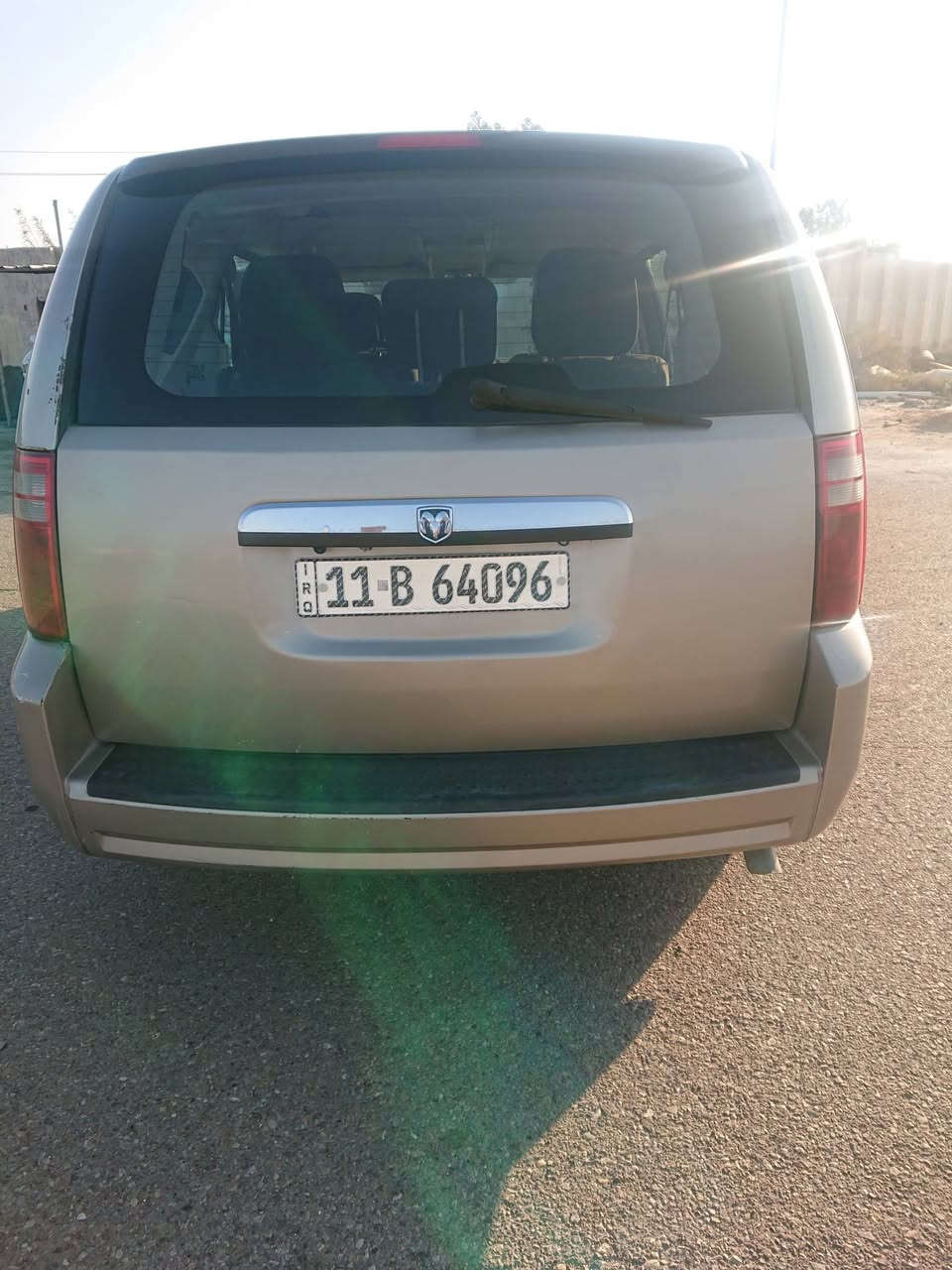 السلام عليكم من رخصة الادمنية المحترمين 
للبيع دوج كرفان ٢٠٠٨ بغداد رقم انكليزي فول كهرباء بيبان وجنطة وجام وكشن السائق كهرباء باتري جديد تخم تاير لايت زنون وبلوجكتر لونين ابيض واصفر شاشة كامره خلفية صدر خلفي امامي جديد بيها منظومه غاز شغالة داخلة كلين بيها قطعتين صبغ والسونار مرفق بالصور نقص فريز تدفئه بي ليك وتكلفته بسيطه تبريد ثلاث قطع شغال مكان بغداد السعر ١١٥$ قفل للاستفسار الاتصال او على الخاص او واتساب ***********/*********** تحياتي واسف على الاطاله
