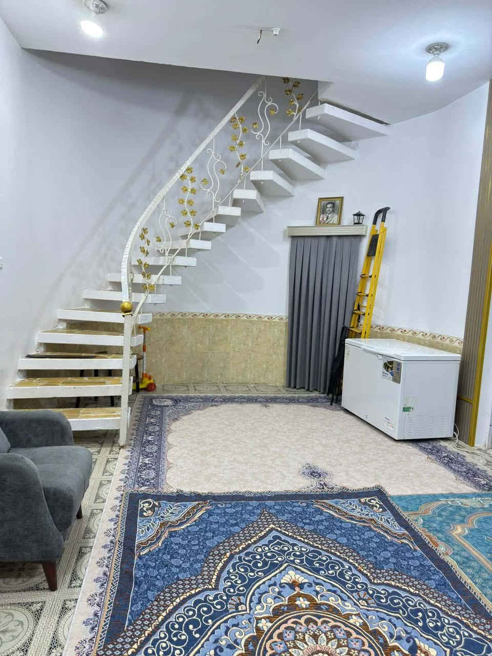 السلام عليكم مساحته 200م
مقابيل سيد علاوي 
يحتوي على غرفتين وهول وبراني ومطبخ وطارمه وصحيات داخليه وخارجيه كونكريت مسلح بناء طابوق 
عالي عن الشارع
للاستفسار الاتصال على الرقم ***********
