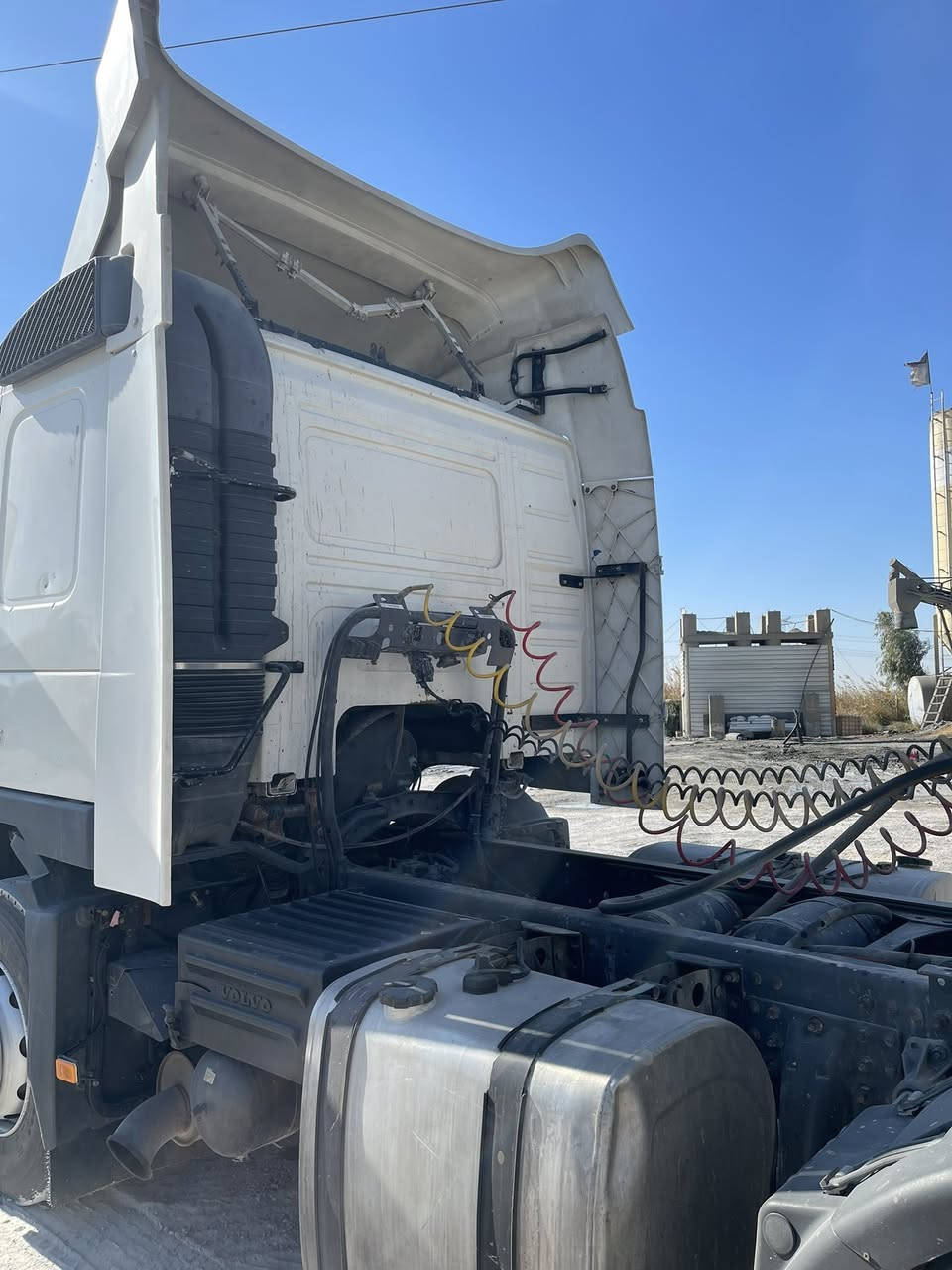 يالله السلام عليكم
فالفو مديل ٢٠٠٧ سحال خلفي مزوج 
راس تريله بلادي باج بطن بلادي 
كير ٣ ب٣
 ماشيه
 ١٥٠ الف حقيقي 
السياره مواصفات دوله 
 محرك ٣٤٠ 
سعر ٢٣٥ وبيها مجال 
الاستفسار ***********
